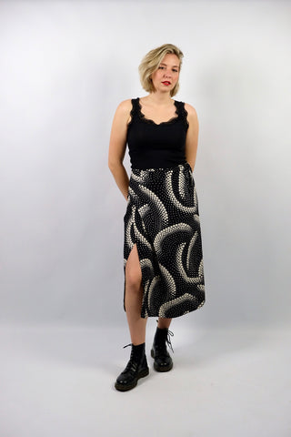 90s High Waist Wickelrock made in Italy aus reiner Viskose mit psychedelischem Muster in Schwarz und Cremeweiß – ideal für eine heutige L und ein absolutes Highlight