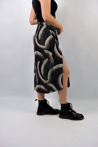 90s High Waist Wickelrock made in Italy aus reiner Viskose mit psychedelischem Muster in Schwarz und Cremeweiß – ideal für eine heutige L und ein absolutes Highlight