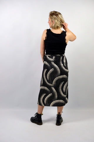 90s High Waist Wickelrock made in Italy aus reiner Viskose mit psychedelischem Muster in Schwarz und Cremeweiß – ideal für eine heutige L und ein absolutes Highlight