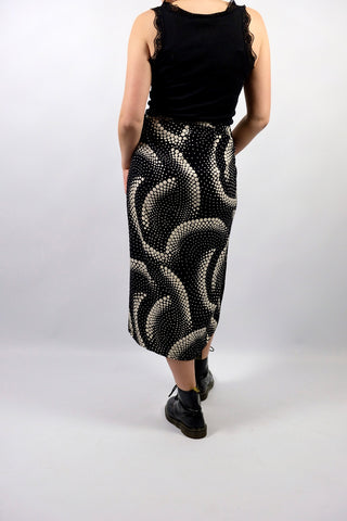 90s High Waist Wickelrock made in Italy aus reiner Viskose mit psychedelischem Muster in Schwarz und Cremeweiß – ideal für eine heutige L und ein absolutes Highlight