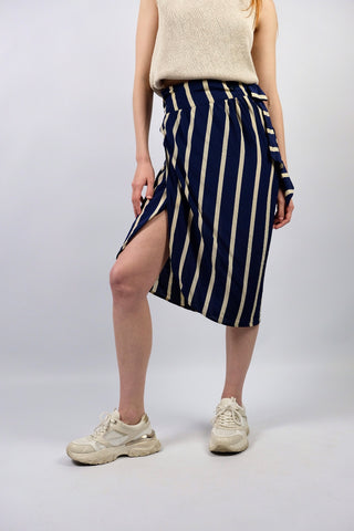 hochwertiger 80s/90s High Waist Wickelrock aus reiner Seide mit Blockstreifen-Muster in Dunkelblau und Creme/Beige – ideal für eine heutige XS und ein absolutes Highlight