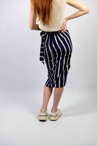 hochwertiger 80s/90s High Waist Wickelrock aus reiner Seide mit Blockstreifen-Muster in Dunkelblau und Creme/Beige – ideal für eine heutige XS und ein absolutes Highlight