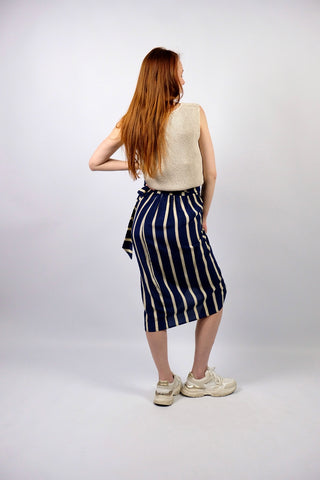 hochwertiger 80s/90s High Waist Wickelrock aus reiner Seide mit Blockstreifen-Muster in Dunkelblau und Creme/Beige – ideal für eine heutige XS und ein absolutes Highlight