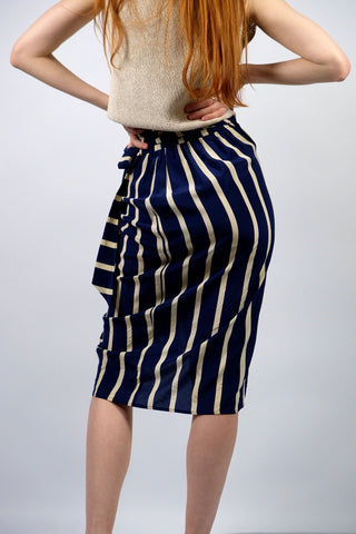 hochwertiger 80s/90s High Waist Wickelrock aus reiner Seide mit Blockstreifen-Muster in Dunkelblau und Creme/Beige – ideal für eine heutige XS und ein absolutes Highlight
