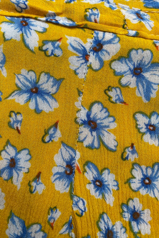 gelber 90s Viskose Wickelrock mit floralem Print in Blau, Weiß, Rot/Orange und Grün – durch Wickeln etwas anpassbar und zu empfehlen für eine S bis M