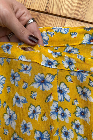 gelber 90s Viskose Wickelrock mit floralem Print in Blau, Weiß, Rot/Orange und Grün – durch Wickeln etwas anpassbar und zu empfehlen für eine S bis M