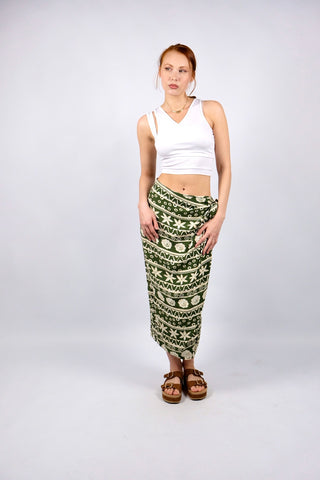 olivgrüner 90s Viskose Rock in Wickeloptik mit floralem Boho Print in Beige/Peach, Weiß und hellem Graugrün – die angegebene Größe ist M, wir empfehlen den Rock einer heutigen S/M (bei S eher Mid Waist, bitte die Maße beachten)