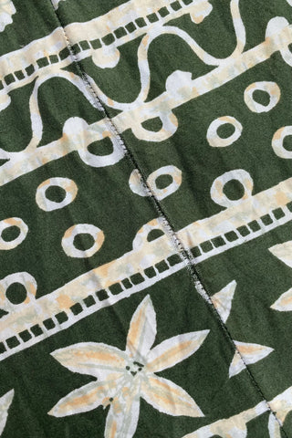 olivgrüner 90s Viskose Rock in Wickeloptik mit floralem Boho Print in Beige/Peach, Weiß und hellem Graugrün – die angegebene Größe ist M, wir empfehlen den Rock einer heutigen S/M (bei S eher Mid Waist, bitte die Maße beachten)