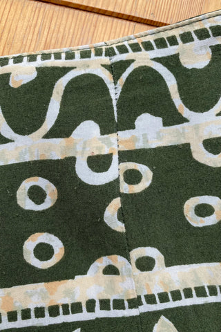 olivgrüner 90s Viskose Rock in Wickeloptik mit floralem Boho Print in Beige/Peach, Weiß und hellem Graugrün – die angegebene Größe ist M, wir empfehlen den Rock einer heutigen S/M (bei S eher Mid Waist, bitte die Maße beachten)