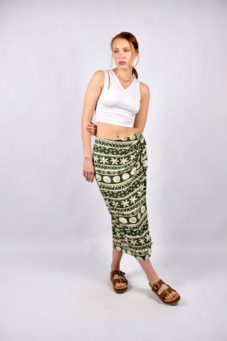 olivgrüner 90s Viskose Rock in Wickeloptik mit floralem Boho Print in Beige/Peach, Weiß und hellem Graugrün – die angegebene Größe ist M, wir empfehlen den Rock einer heutigen S/M (bei S eher Mid Waist, bitte die Maße beachten)