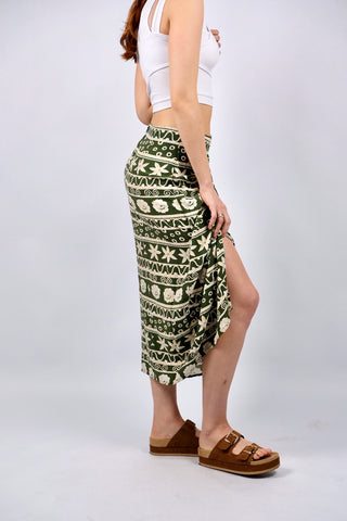 olivgrüner 90s Viskose Rock in Wickeloptik mit floralem Boho Print in Beige/Peach, Weiß und hellem Graugrün – die angegebene Größe ist M, wir empfehlen den Rock einer heutigen S/M (bei S eher Mid Waist, bitte die Maße beachten)