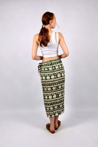 olivgrüner 90s Viskose Rock in Wickeloptik mit floralem Boho Print in Beige/Peach, Weiß und hellem Graugrün – die angegebene Größe ist M, wir empfehlen den Rock einer heutigen S/M (bei S eher Mid Waist, bitte die Maße beachten)