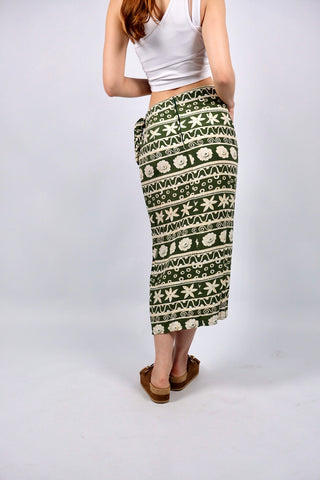 olivgrüner 90s Viskose Rock in Wickeloptik mit floralem Boho Print in Beige/Peach, Weiß und hellem Graugrün – die angegebene Größe ist M, wir empfehlen den Rock einer heutigen S/M (bei S eher Mid Waist, bitte die Maße beachten)