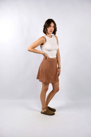 Rehbrauner, kurzer 90s Wickelrock made in Italy mit zartem Criss Cross Print – ideal für eine heutige XS