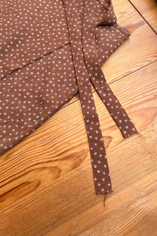 Rehbrauner, kurzer 90s Wickelrock made in Italy mit zartem Criss Cross Print – ideal für eine heutige XS