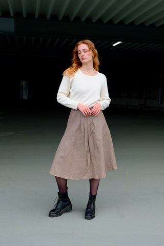 80s Rock aus echtem Glattleder in einem tollen Graubraun/Taupe, High Waist Schnitt in A-Linie – Größe L – ein absolutes Highlight