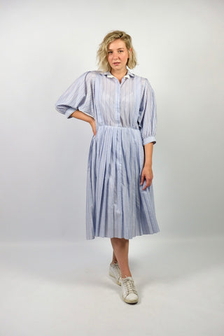 80s Blusenkleid aus Materialmix mit Baumwollanteil, toller Schnitt mit halblangen Ballonärmeln und Streifenmuster in Hellblau und Weiß – Größe XL