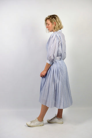 80s Blusenkleid aus Materialmix mit Baumwollanteil, toller Schnitt mit halblangen Ballonärmeln und Streifenmuster in Hellblau und Weiß – Größe XL