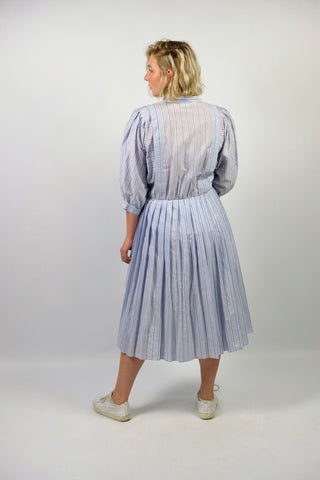 80s Blusenkleid aus Materialmix mit Baumwollanteil, toller Schnitt mit halblangen Ballonärmeln und Streifenmuster in Hellblau und Weiß – Größe XL