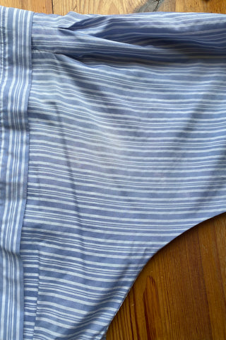 80s Blusenkleid aus Materialmix mit Baumwollanteil, toller Schnitt mit halblangen Ballonärmeln und Streifenmuster in Hellblau und Weiß – Größe XL