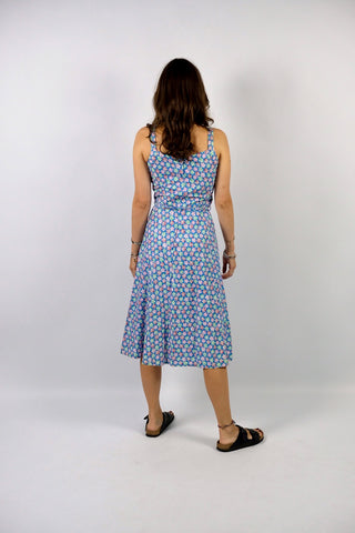 Ärmelloses, blaues 70s Baumwollkleid in A-Linie mit Taillenband und Blümchenmuster in Hellgrün, Blau, Rot, Rosa und Weiß – durch die Schleife am Ausschnitt noch etwas anpassbar, zu empfehlen für eine XS – ein absolutes Highlight