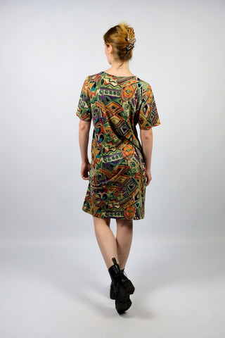 Locker und gerade geschnittenes 90s Shirt-Kleid mit Knopfleiste am Kragen und buntem Crazy Pattern Print – ideal für eine S/M