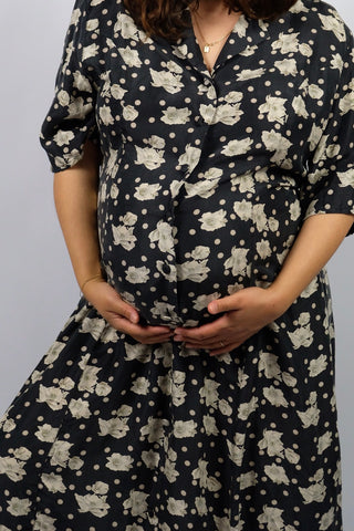 90s Seidenkleid in Anthrazit mit Punkte- und Blumenmuster in Creme/Beige, toller Blusenschnitt in Maxilänge mit Schnürung am Rücken – dadurch noch anpassbar – wir empfehlen das Kleid einer heutigen XL (bitte Maße beachten) – ein absolutes Highlight