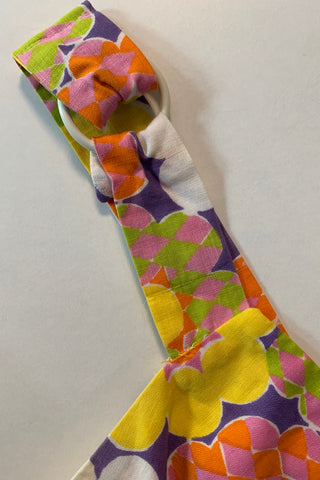 60s/70s Minikleid mit tollstem Blumen Print in Gelb, Orange, Flieder, Rosa, Grün und Weiß – tolle Träger mit Ringdesign und femininer Schnitt in leichter A-Linie, passt Größe XS – ein sehr seltenes Fundstück und absolutes Highlight in tollem Zustand
