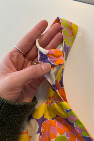 60s/70s Minikleid mit tollstem Blumen Print in Gelb, Orange, Flieder, Rosa, Grün und Weiß – tolle Träger mit Ringdesign und femininer Schnitt in leichter A-Linie, passt Größe XS – ein sehr seltenes Fundstück und absolutes Highlight in tollem Zustand