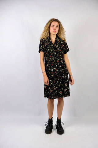 Tief dunkelblaues/blauschwarzes Handmade 80s/90s Blusenkleid mit Blümchenmuster in Lindgrün, Rot, Creme/Hellbraun und Flieder/Beere – entspricht ca. einer M, kann aber auch von einer S lockerer getragen werden – es sind Schulterpolster vorhanden, welche bei Bedarf aber auch einfach herausgetrennt werden könnten