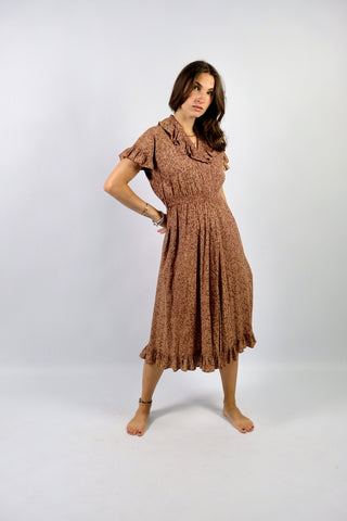Rotbraunes 90s Kleid aus reiner Baumwolle mit süßen Volants an Kragen, Ärmeln und Saum sowie zartem Blümchenmuster in Braun und Beige – stretchy Gummizug in der Taille und tragbar von einer S bis M – ein absolutes Highlight