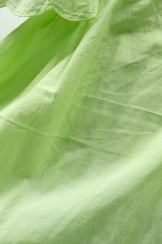 Lindgrünes Vera Mont Kleid aus den 70er Jahren, atemberaubender Schnitt mit tollsten Ärmeln, eckigem Ausschnitt, Zierknöpfen vorn und Stickereien – ein absolutes Highlight und ein sehr seltenes Fundstück, das gerne getragen wurde: aufgrund einiger Gebrauchsspuren zu einem extra vergünstigten Preis &lt;3