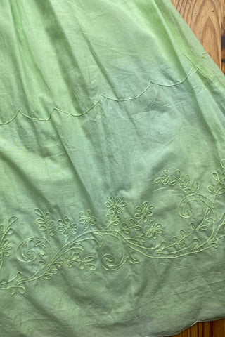Lindgrünes 70s Kleid von Vera Mont Paris mit eckigem Ausschnitt, halblangen Trompetenärmeln und tollen Boho Stickereien – wir empfehlen das Kleid einer XS – ein seltenes Fundstück und Highlight