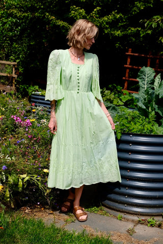 Lindgrünes 70s Kleid von Vera Mont Paris mit eckigem Ausschnitt, halblangen Trompetenärmeln und tollen Boho Stickereien – wir empfehlen das Kleid einer XS – ein seltenes Fundstück und Highlight
