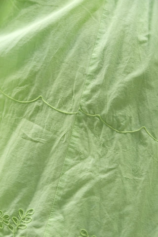 Lindgrünes Vera Mont Kleid aus den 70er Jahren, atemberaubender Schnitt mit tollsten Ärmeln, eckigem Ausschnitt, Zierknöpfen vorn und Stickereien – ein absolutes Highlight und ein sehr seltenes Fundstück, das gerne getragen wurde: aufgrund einiger Gebrauchsspuren zu einem extra vergünstigten Preis &lt;3