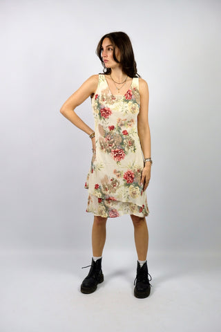 Ärmelloses, cremeweißes 00s Kleid mit zweilagigem Design am Saum und Blumen Print in Rot, Rosa, Lachs, Blaugrau, Beige, Braun und Grüntönen – entspricht ca. einer heutigen S