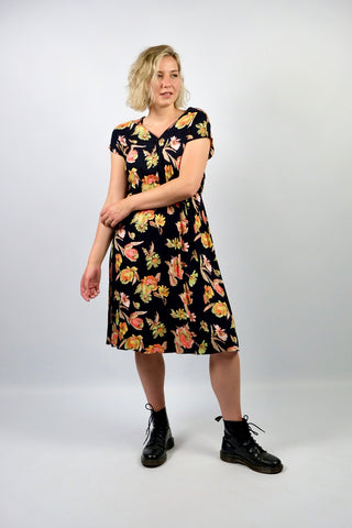 Schwarzes 90s Kleid aus reiner Viskose mit stretchy Gummizug in der Taille und floralem Print in Orange, Koralle, Gelb, Rosa, Hellgrün und Beige/Hellbraun – wir empfehlen das Kleid einer heutigen L – ein absolutes Highlight
