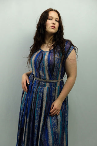 Handmade 80s Kleid mit abnehmbarem Taillenband und Streifenmuster in Blautönen, Grau, Schwarz und Lila – wir empfehlen das Kleid einer L bis XL