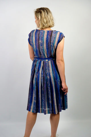 Handmade 80s Kleid in A-Linie mit abnehmbarem Taillenband sowie Streifenmuster in Blautönen, Lila, Grau und Schwarz – wir empfehlen es einer L
