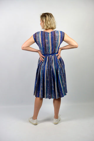 Handmade 80s Kleid in A-Linie mit abnehmbarem Taillenband sowie Streifenmuster in Blautönen, Lila, Grau und Schwarz – wir empfehlen es einer L
