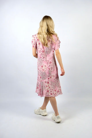 00s Viskose Midikleid mit zweilagig-geschlitzten Ärmeln und tollem Blumenmuster in Rosa, Pink/Beere und Weiß – Größe M und ein absolutes Highlight