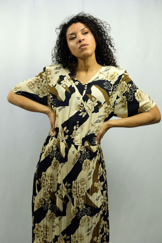 80s Kleid mit leichter Crinkle-Struktur und floralem Crazy Pattern Print in Dunkelblau/Schwarzblau, Creme und Olivbraun, taillierter Schnitt mit stretchy Gummizug in der Taille und Schulterpolstern (diese könnten je nach Belieben aber auch herausgetrennt werden) – wir empfehlen das Kleider einer XL