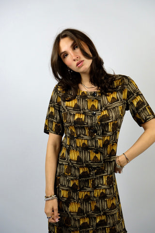 Locker geschnittenes 90s Handmade Shirt-Kleid mit Knopfleiste und tollem Boho Crazy Pattern Print in Dunkelbraun, Graubraun, Hellbraun und Senf/Gold – wir empfehlen das Kleid einer S oder der Zwischengröße S/M