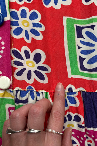 Ärmelloses 80s/90s Viskose Kleid mit durchgehender Knopfleiste (süße bunte Knöpfe), Taillenband und buntem Crazy Pattern Print – entspricht einer XXS – ein absolutes Highlight