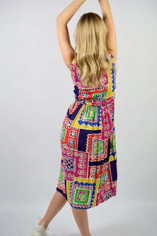 Ärmelloses 80s/90s Viskose Kleid mit durchgehender Knopfleiste (süße bunte Knöpfe), Taillenband und buntem Crazy Pattern Print – entspricht einer XXS – ein absolutes Highlight