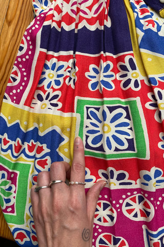 Ärmelloses 80s/90s Viskose Kleid mit durchgehender Knopfleiste (süße bunte Knöpfe), Taillenband und buntem Crazy Pattern Print – entspricht einer XXS – ein absolutes Highlight