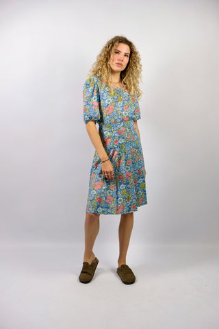 Handmade 70s/80s Kleid mit abnehmbarem Taillenband, leichten Puffärmeln und floralem Muster in Blautönen, Rosa, Hellgrün, Weiß und Gelb – zu empfehlen für eine S oder die Zwischengröße S/M (bitte Maße beachten) – ein Unikat, seltenes Fundstück und absolutes Highlight