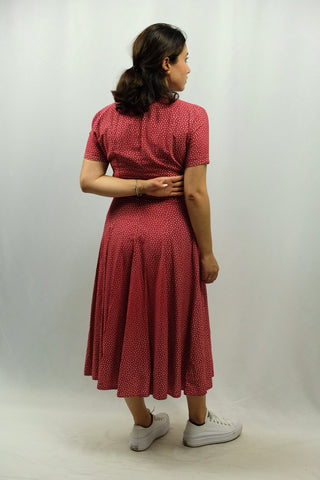 Rotes 80s/90s Kleid made in France aus angenehmer Viskosemischung mit zartem Blümchenmuster, Knopfleiste vorn und Band zum Binden in der Taille – zu empfehlen für eine S