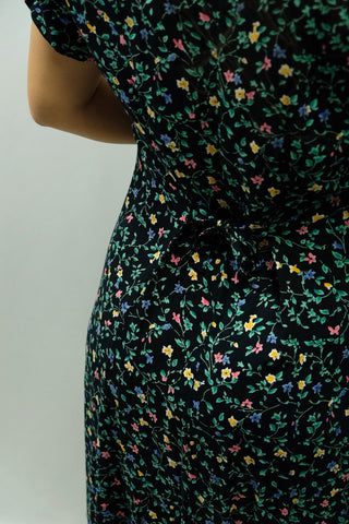 Schwarzes 90s Kleid aus reiner Viskose mit Bändchen zum Binden am Rücken und süßem Blümchenmuster in Türkis, Gelb-Orange, Rosa-Pink und Blau – zu empfehlen für eine heutige M