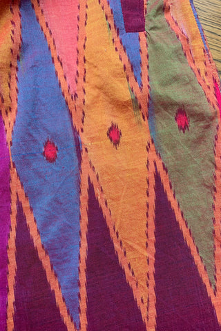 90s Trägerkleid mit seitlichen Eingrifftaschen und Boho Rautenmuster in Rot, Weinrot, Pink, Orange, Grün, Blau und Pflaume/Beere – wir empfehlen das Kleid einer XS oder der Zwischengröße XS/S